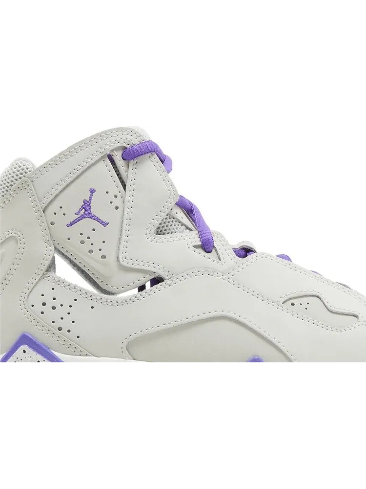 Кроссовки Jordan True Flight GS 'Base Grey Purple Venom' — изображение 2 из 4, серый