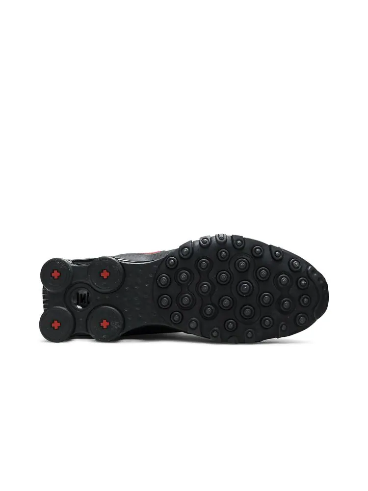 Кроссовки Shox NZ 'Black Varsity Red' — изображение 4 из 8, черный красный