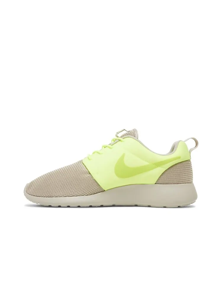 Кроссовки Nike Rosherun — изображение 3 из 4, загар
