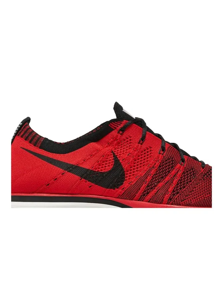 Кроссовки Nike Flyknit Trainer+ 'University Red' — изображение 2 из 4, красный