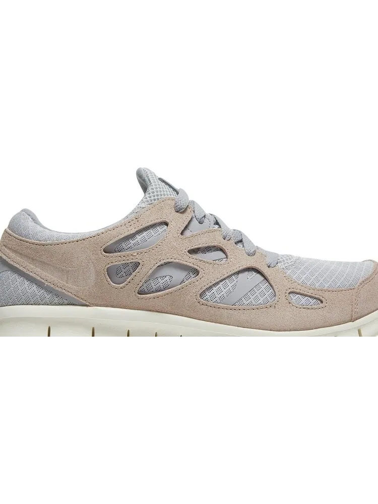 Кроссовки Nike Free Run 2 'Wolf Grey Fossil Stone' — изображение 2 из 8, серый