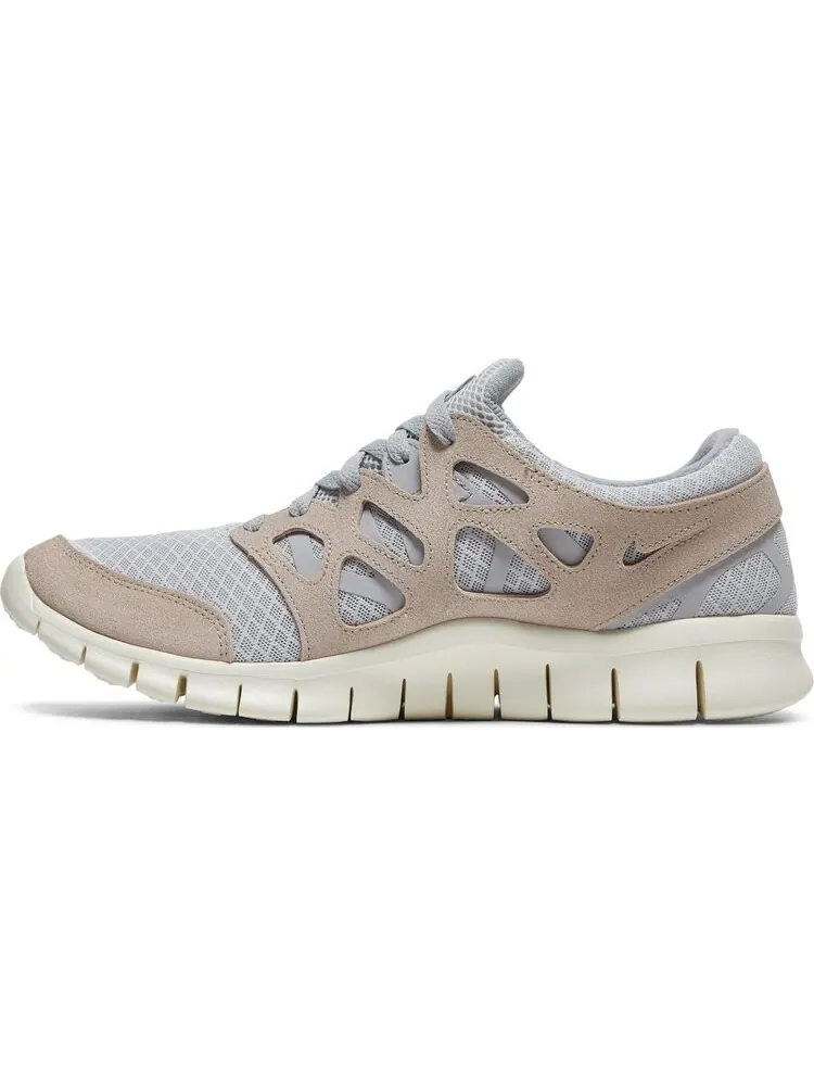 Кроссовки Nike Free Run 2 'Wolf Grey Fossil Stone' — изображение 3 из 8, серый