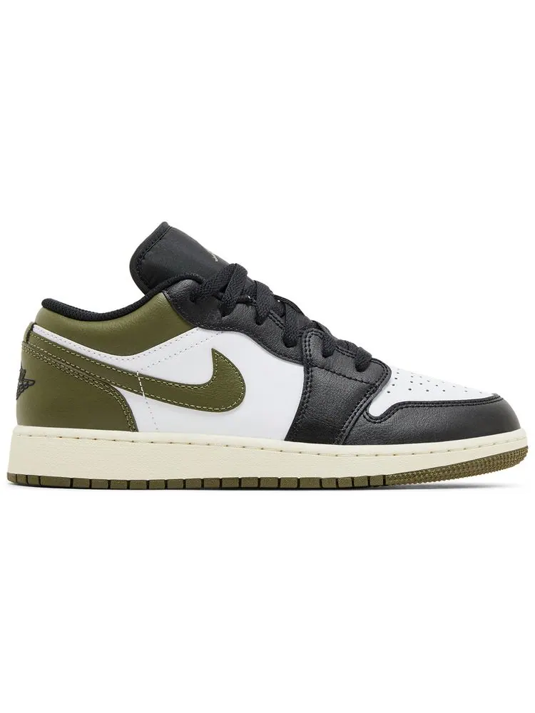 Кроссовки Air Jordan 1 Low GS 'Black Toe Medium Olive' — изображение 1 из 4, черный оливковый
