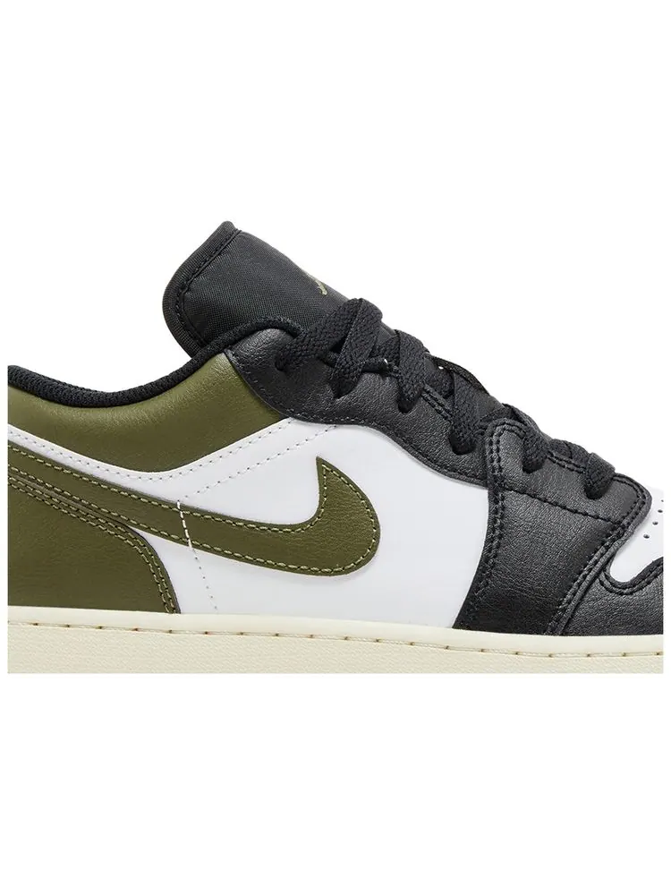 Кроссовки Air Jordan 1 Low GS 'Black Toe Medium Olive' — изображение 2 из 4, черный оливковый