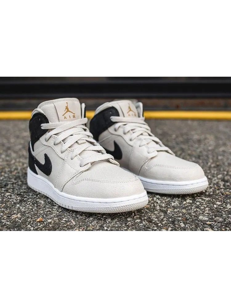 Кроссовки Air Jordan 1 Retro Mid GS Light Bone — изображение 2 из 6, серый