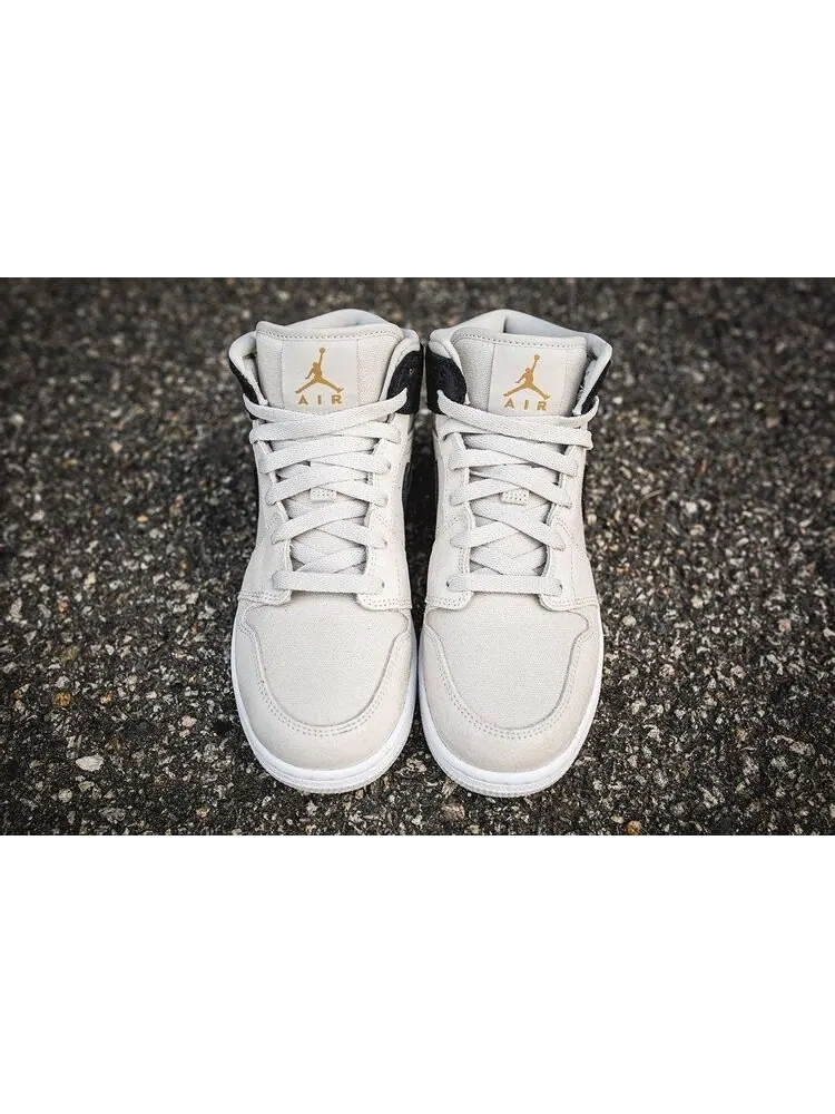 Кроссовки Air Jordan 1 Retro Mid GS Light Bone — изображение 3 из 6, серый
