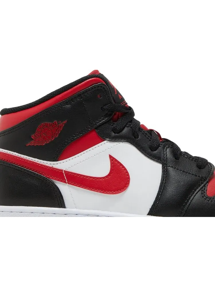 Кроссовки Air Jordan 1 Mid GS Black Fire Red — изображение 2 из 8, черный