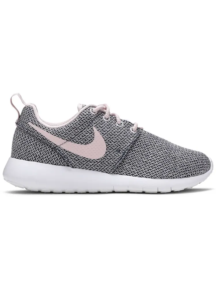 Кроссовки Nike Roshe One GS 'Barely Rose' — изображение 1 из 8, розовый