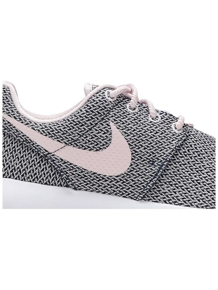 Кроссовки Nike Roshe One GS 'Barely Rose' — изображение 2 из 8, розовый