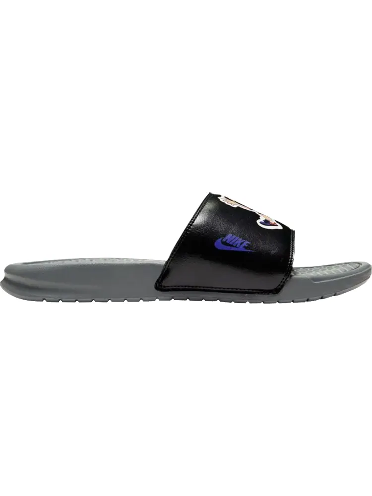 Сандалии Nike Benassi JDI Print Slide 'Hiker Cartoon' — изображение 1 из 1, серый