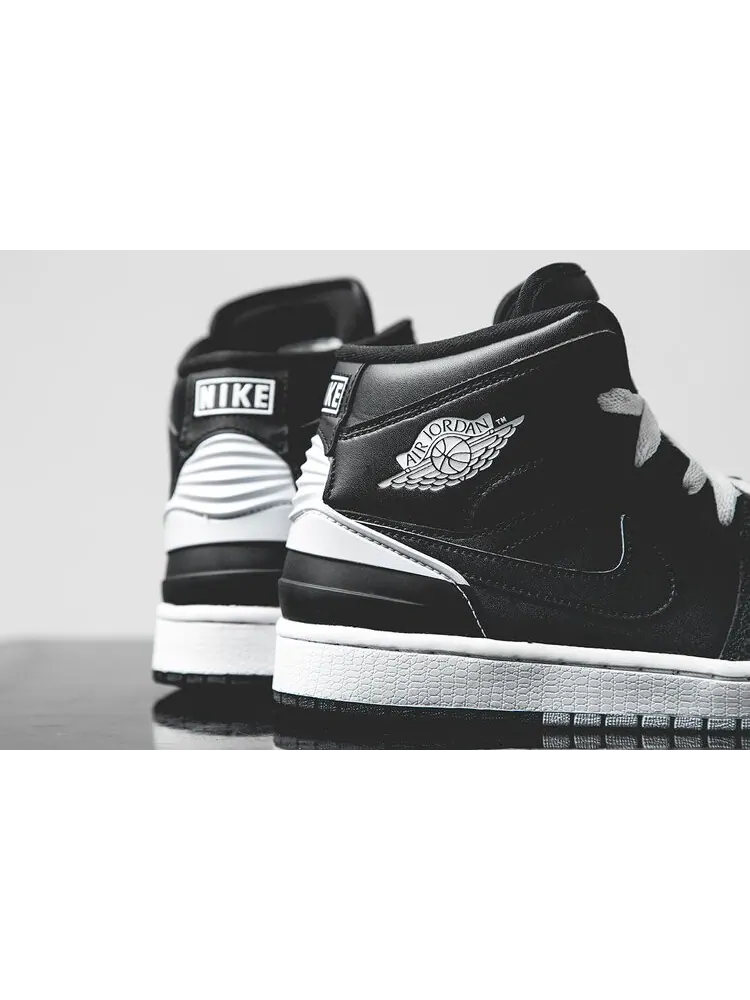 Кроссовки Air Jordan 1 Retro 86 'Pure Platinum' — изображение 4 из 4, черный