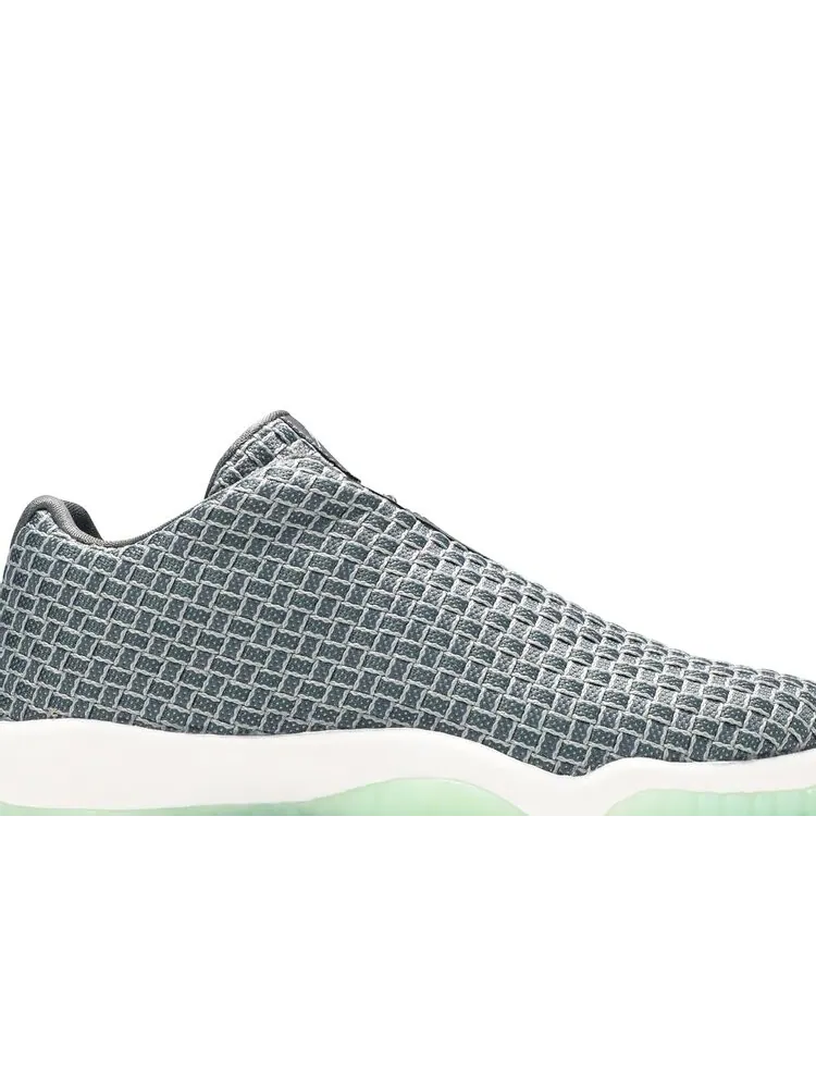 Кроссовки Air Jordan Future Low GS 'Wolf Grey' — изображение 2 из 4, серый