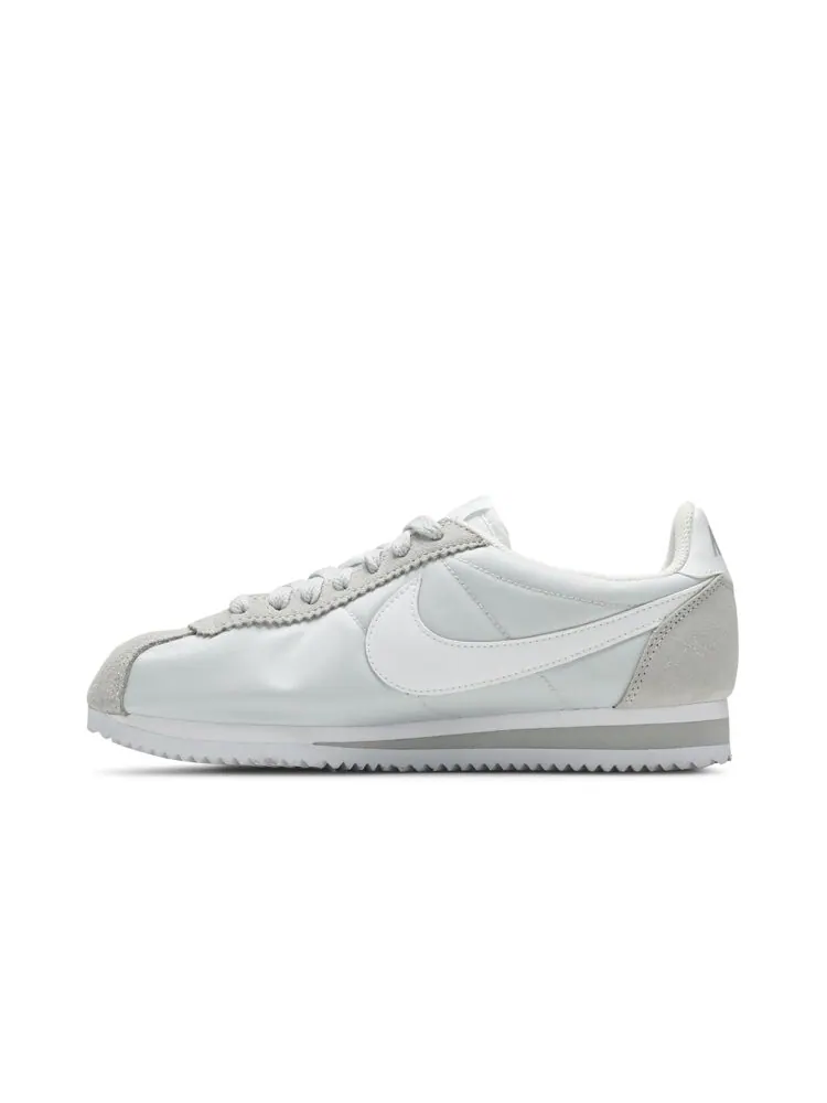 Кроссовки Nike Wmns Classic Cortez Nylon 'Pure Platinum' — изображение 3 из 4, серый