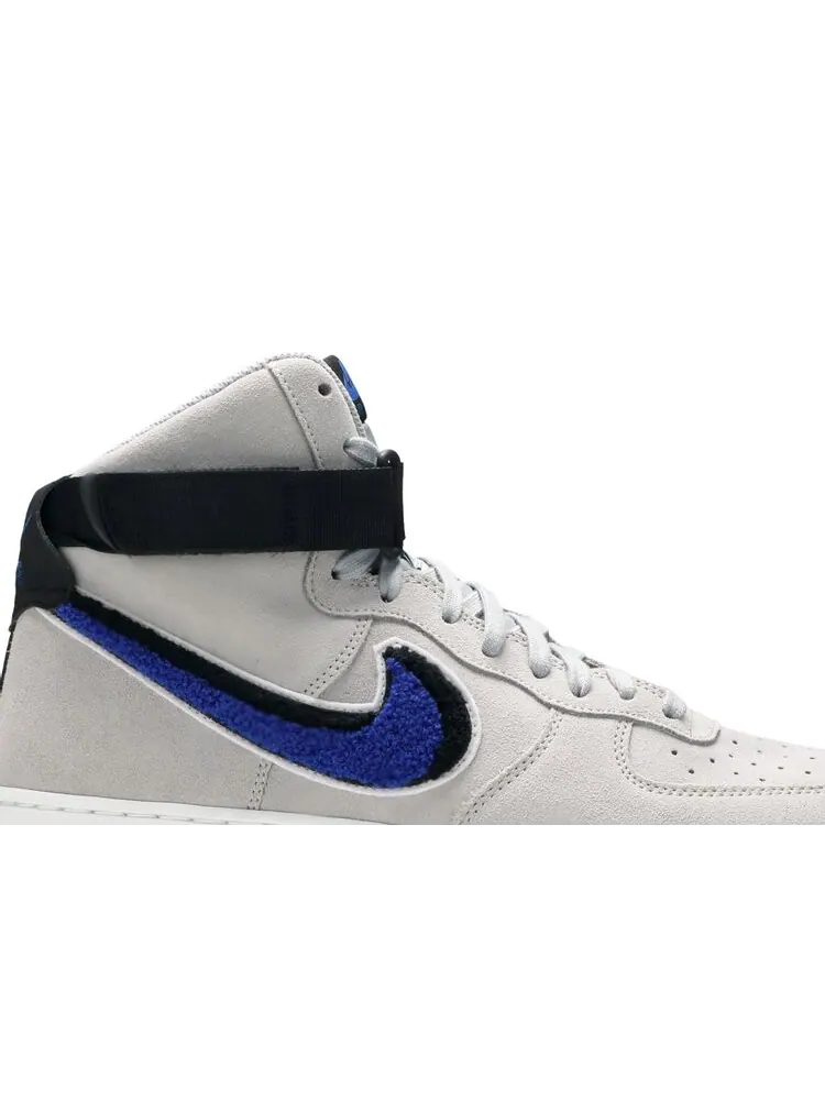 Кроссовки Nike Air Force 1 High '07 LV8 'Chenille Swoosh' — изображение 2 из 4, серый