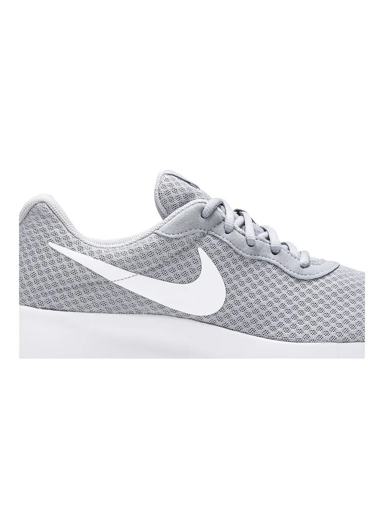 Кроссовки Nike Tanjun 'Wolf Grey' — изображение 2 из 4, серый