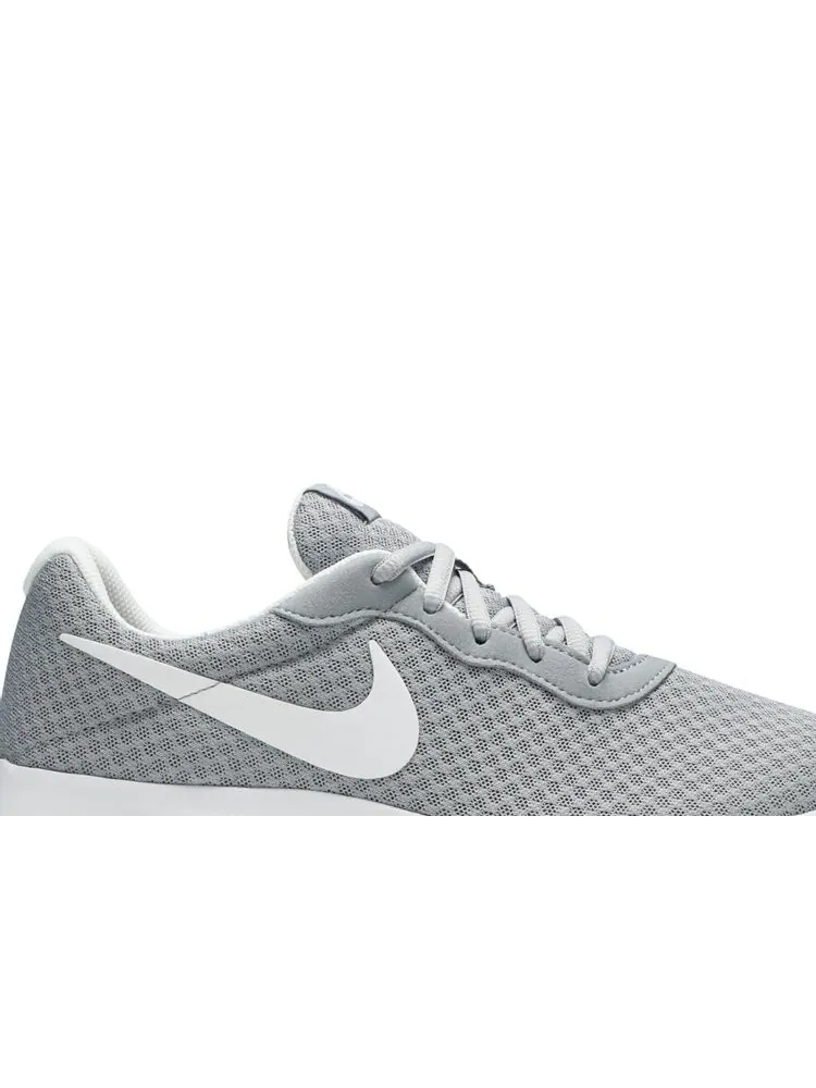 Кроссовки Nike Wmns Tanjun 'Wolf Grey' — изображение 2 из 4, серый