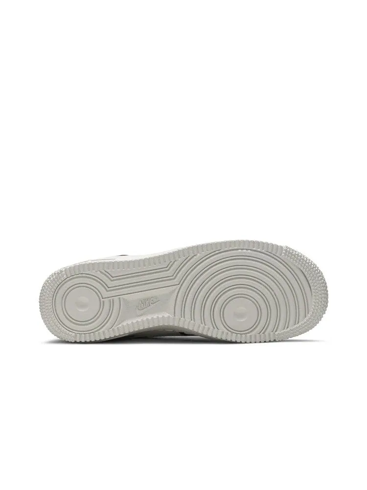 Кроссовки Nike Air Force 1 Low LV8 GS 'Snakeskin' — изображение 5 из 9, белый/черный