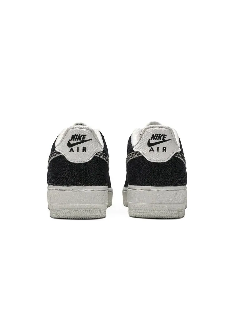 Кроссовки Nike Air Force 1 Low LV8 GS 'Snakeskin' — изображение 7 из 9, белый/черный