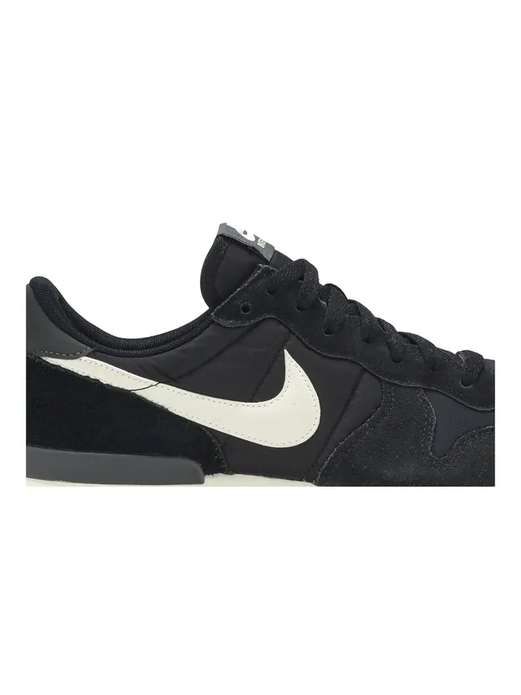 Кроссовки Nike Wmns Internationalist 'Black Gum' — изображение 2 из 4, черный