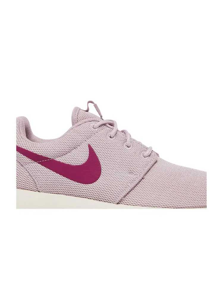 Кроссовки Nike Wmns Roshe One 'Plum Chalk' — изображение 3 из 9, светлый кремовый
