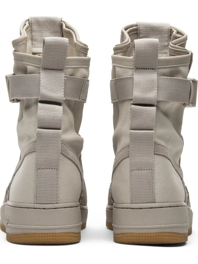 Кроссовки Nike SF Air Force 1 'String' — изображение 6 из 8, загар