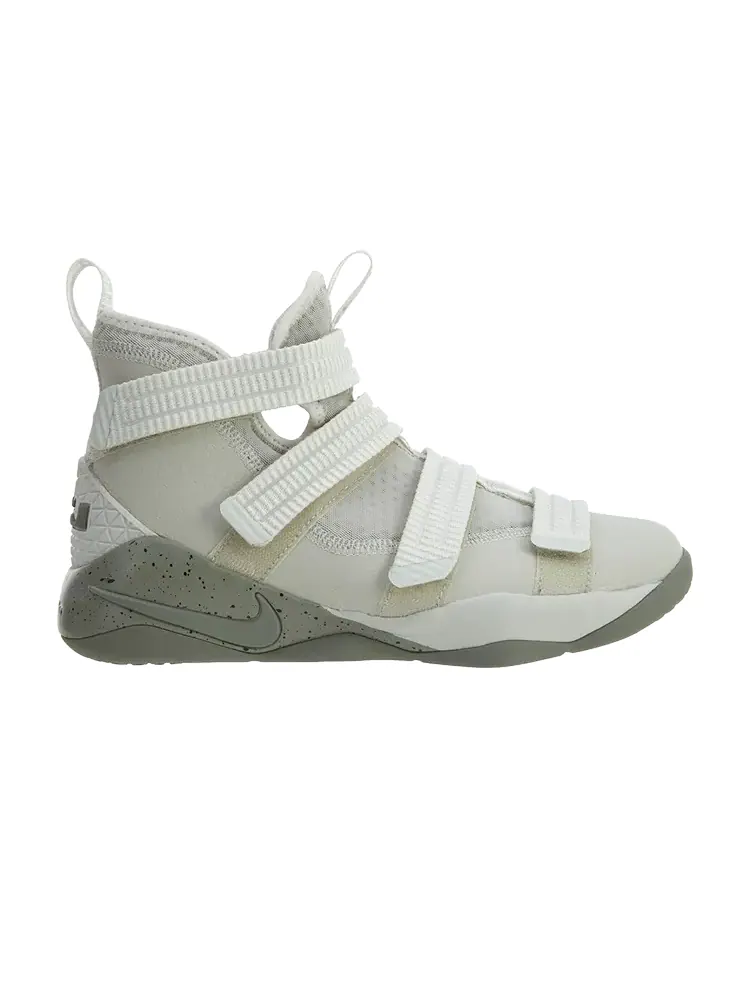 Кроссовки Nike Lebron Soldier 11 GS — изображение 1 из 1, белый