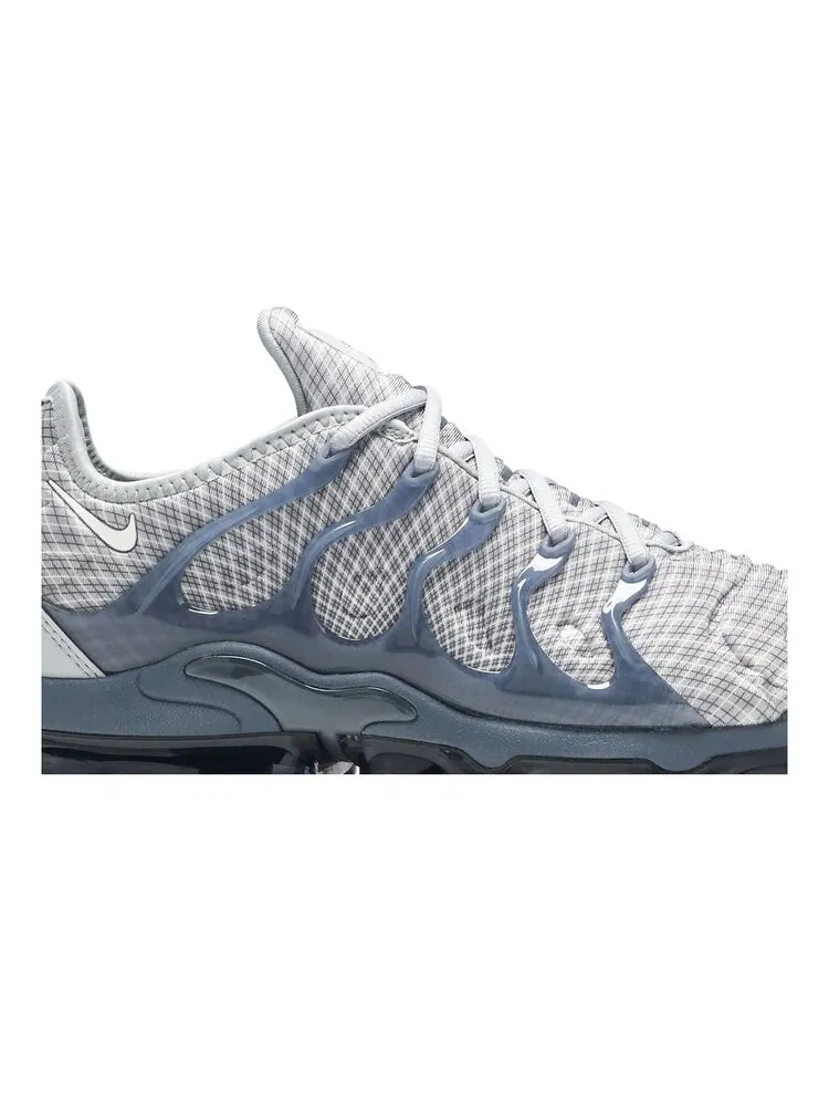 Кроссовки Nike Air VaporMax Plus 'Wolf Grey' — изображение 2 из 4, серый