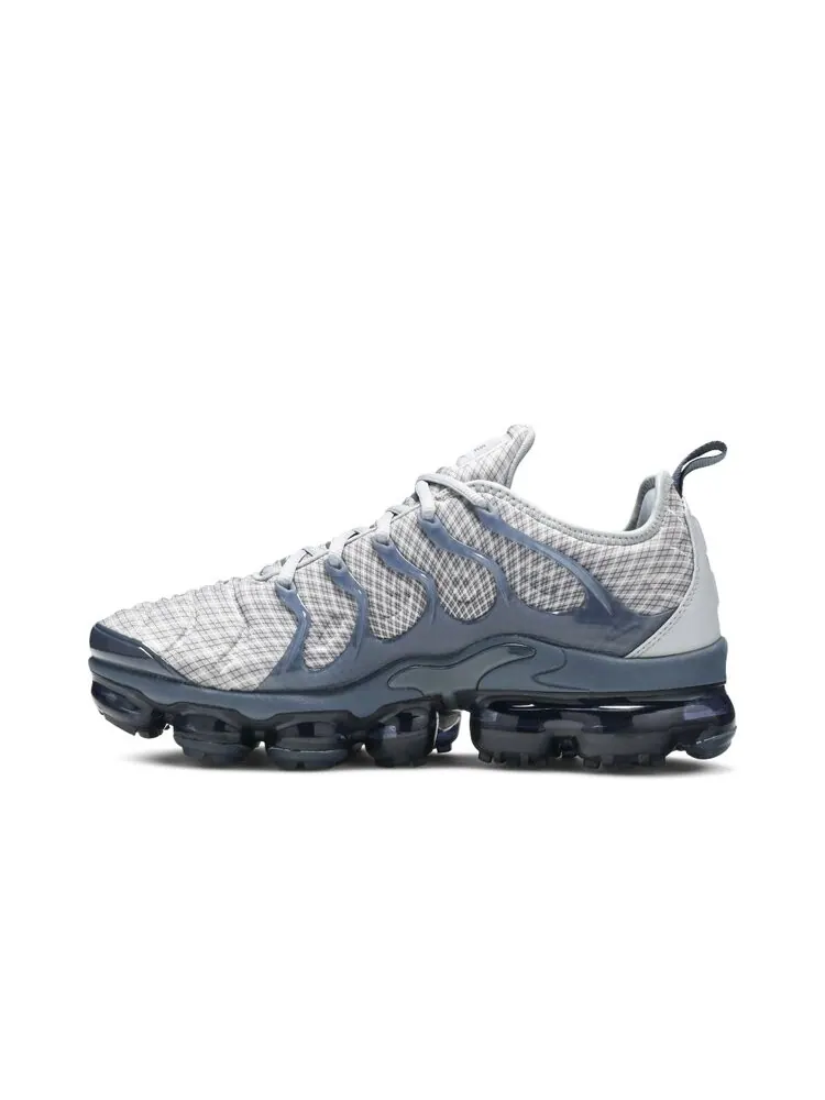Кроссовки Nike Air VaporMax Plus 'Wolf Grey' — изображение 3 из 4, серый