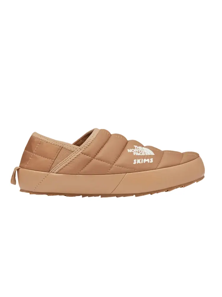 Мюли The North Face SKIMS x Wmns Thermoball Traction Mule 5 Ochre — изображение 1 из 1, желто-коричневый