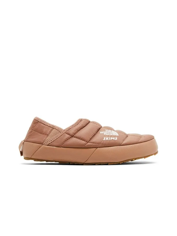 Мюли The North Face SKIMS x Wmns Thermoball Traction Mule 5 Sienna — изображение 1 из 6, коричневый