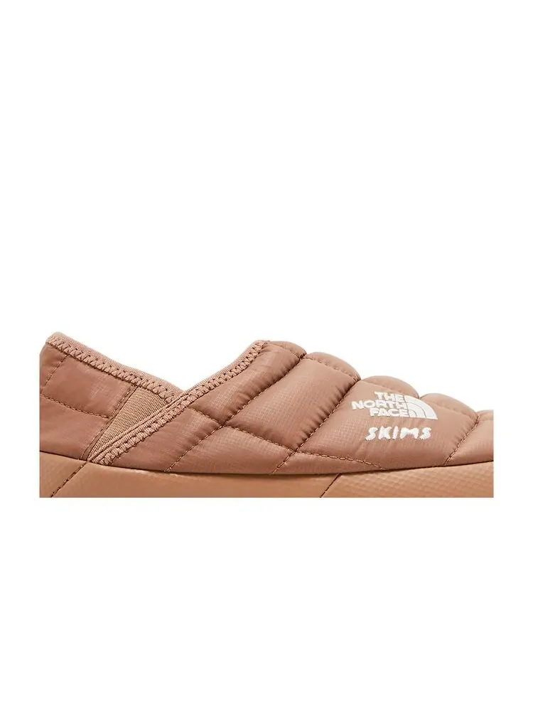 Мюли The North Face SKIMS x Wmns Thermoball Traction Mule 5 Sienna — изображение 2 из 6, коричневый