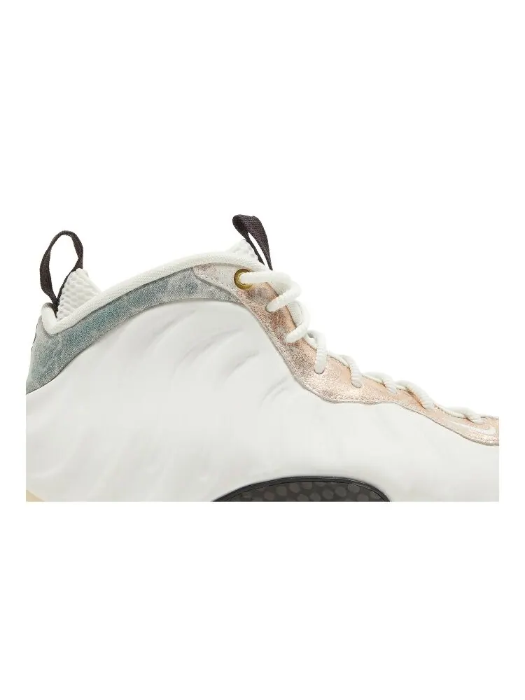 Кроссовки Nike Wmns Air Foamposite One 'Summit White' — изображение 2 из 4, белый