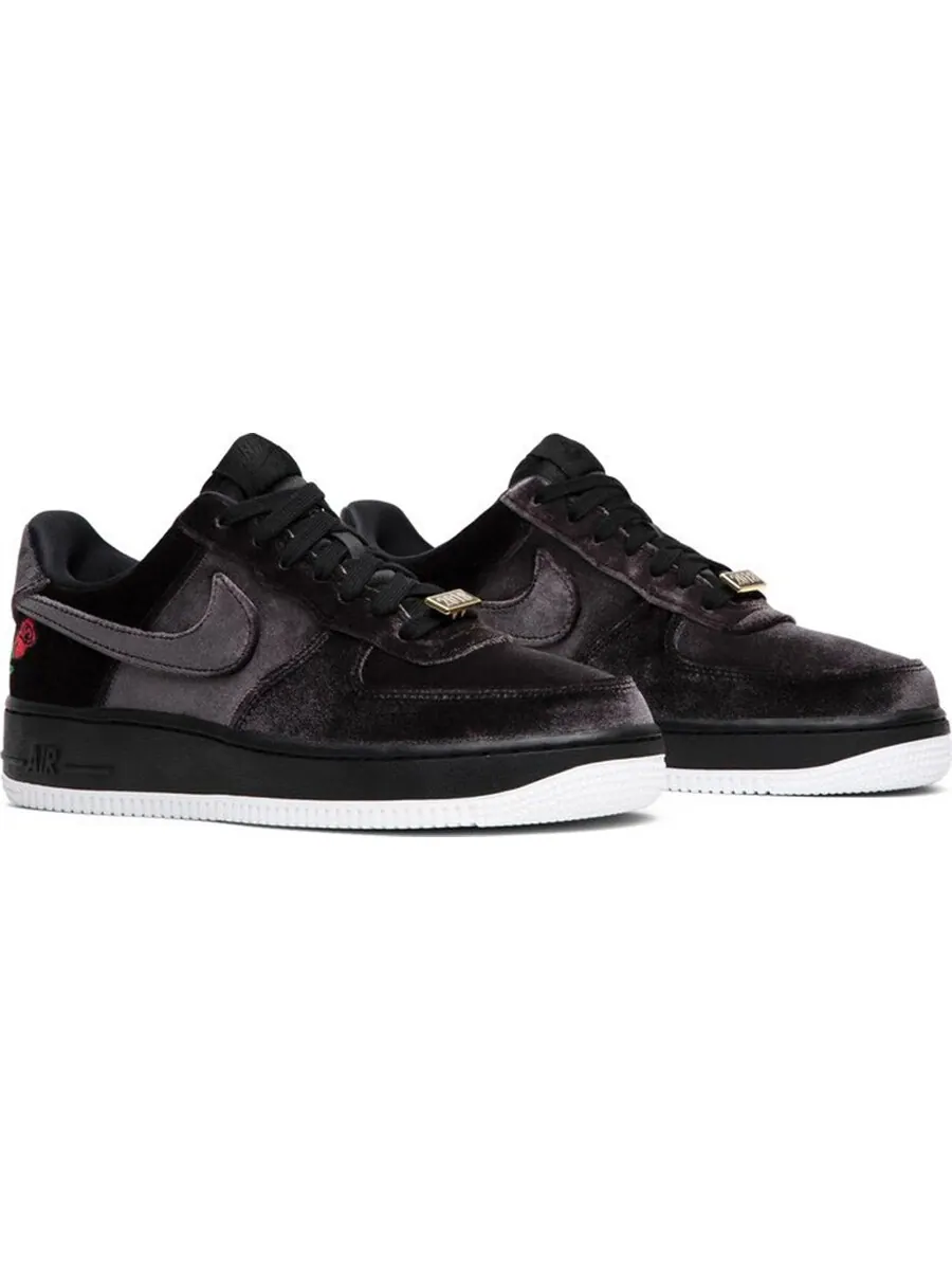 Кроссовки Nike Air Force 1 07 QS 'Velvet Rose' — изображение 2 из 4, серо-черный/мультиколор