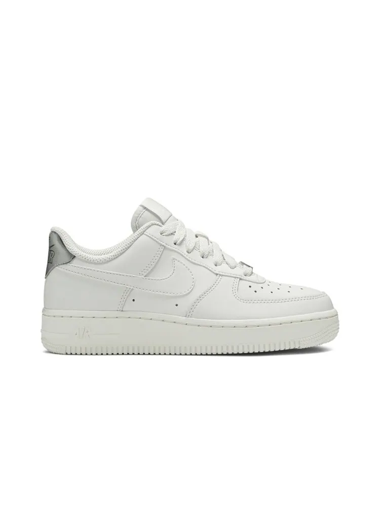 Кроссовки Nike Wmns Air Force 1 '07 ESS 'Platinum Tint' — изображение 1 из 4, белый