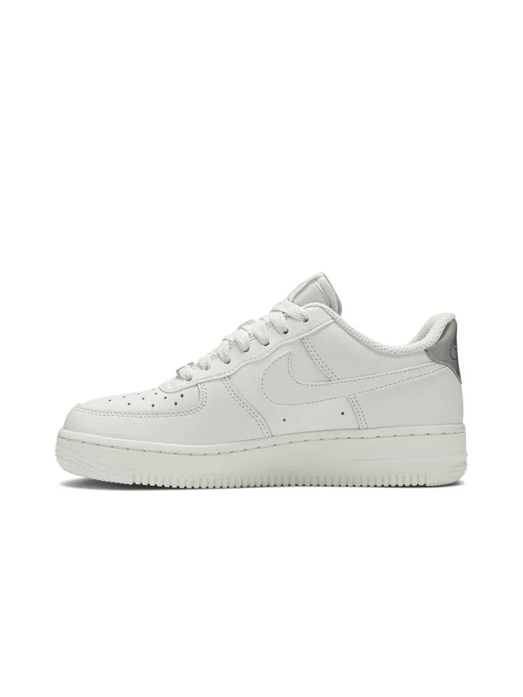 Кроссовки Nike Wmns Air Force 1 '07 ESS 'Platinum Tint' — изображение 3 из 4, белый