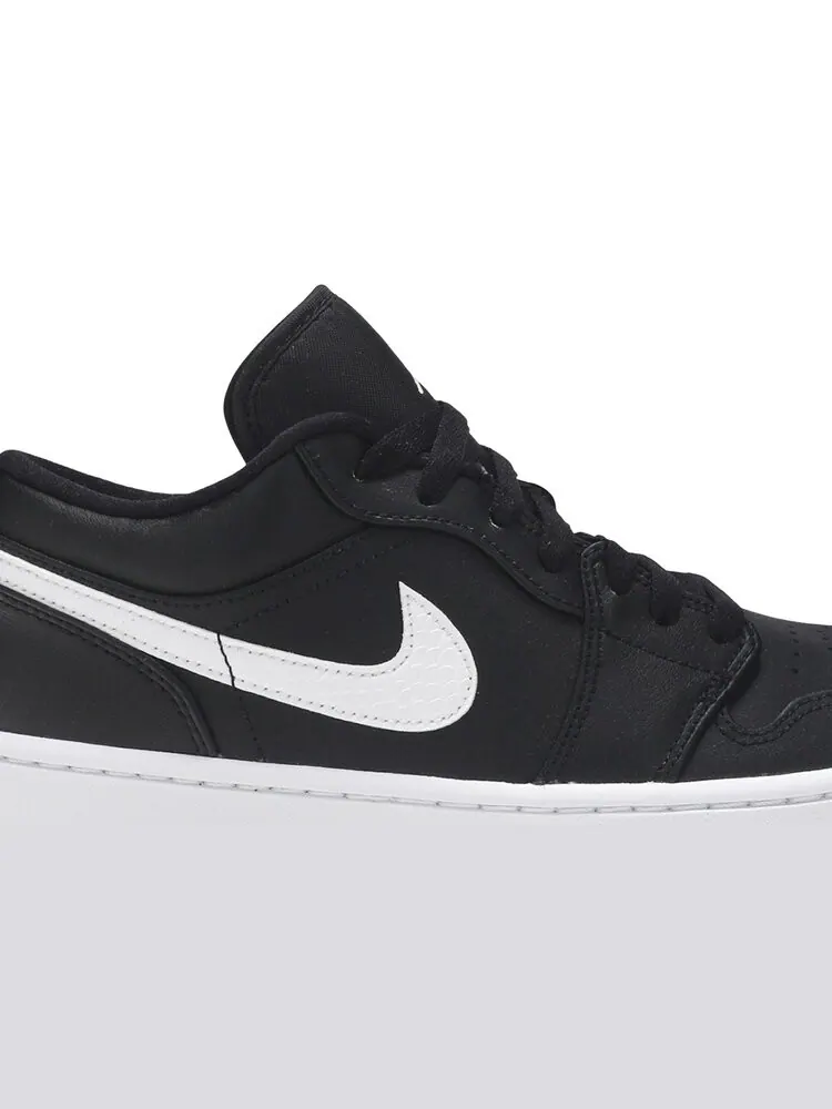 Кроссовки Wmns Air Jordan 1 Low Black — изображение 2 из 8, черный