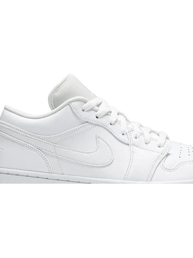 Кроссовки Wmns Air Jordan 1 Low Triple White — изображение 2 из 8, белый