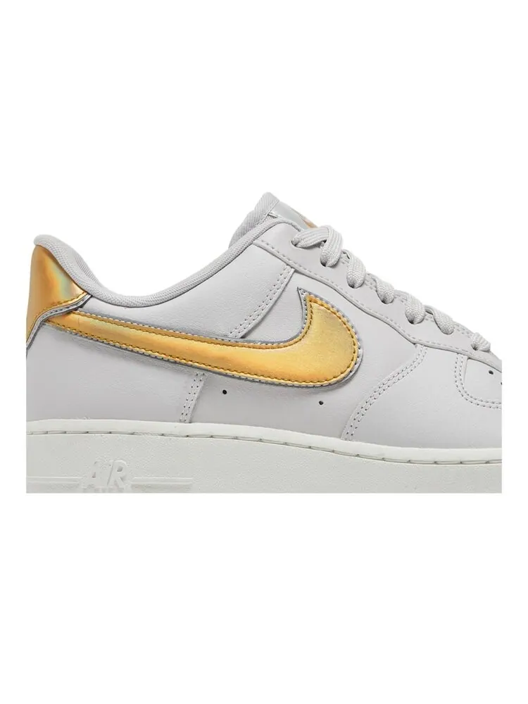 Кроссовки Nike Wmns Air Force 1 Low 'Metallic Gold' — изображение 2 из 4, серый