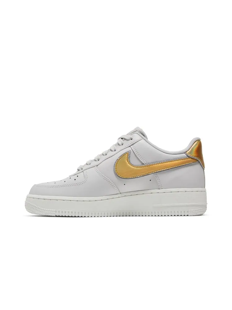 Кроссовки Nike Wmns Air Force 1 Low 'Metallic Gold' — изображение 3 из 4, серый