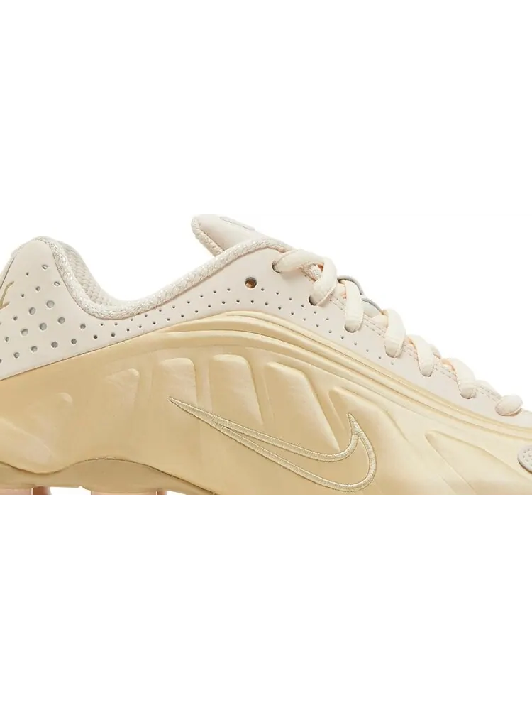 Кроссовки Nike Wmns Shox R4 'Guava Gold' — изображение 2 из 8, золото