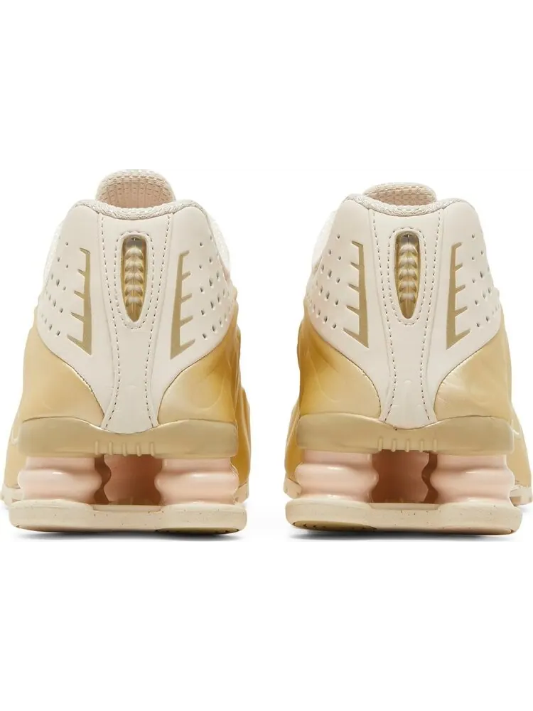 Кроссовки Nike Wmns Shox R4 'Guava Gold' — изображение 6 из 8, золото