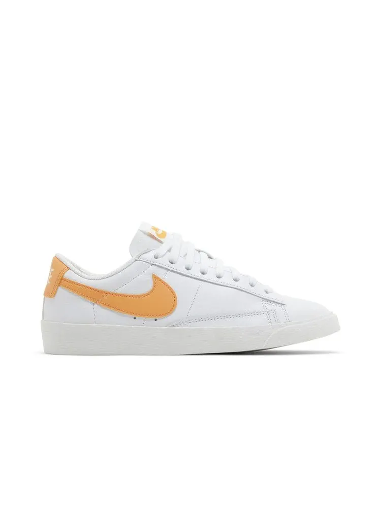 Кроссовки Nike Wmns Blazer Low LE 'White Fuel Orange' — изображение 2 из 9, белый/оранжевый/белый