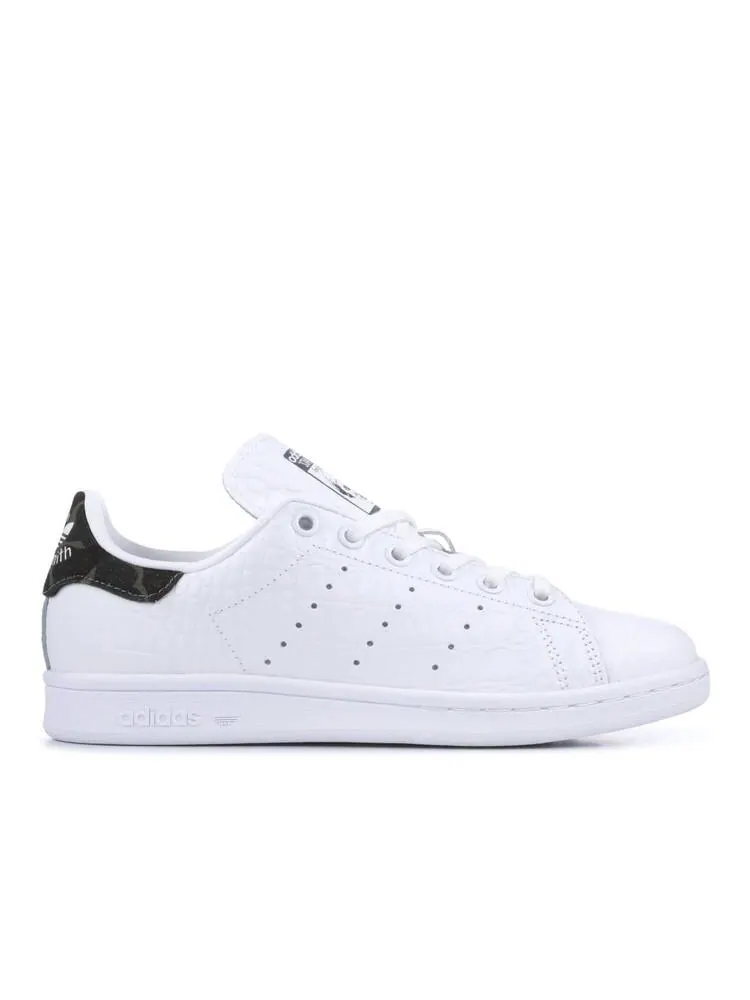 Кроссовки Adidas STAN SMITH J 'CAMO HEEL' — изображение 1 из 4, белый