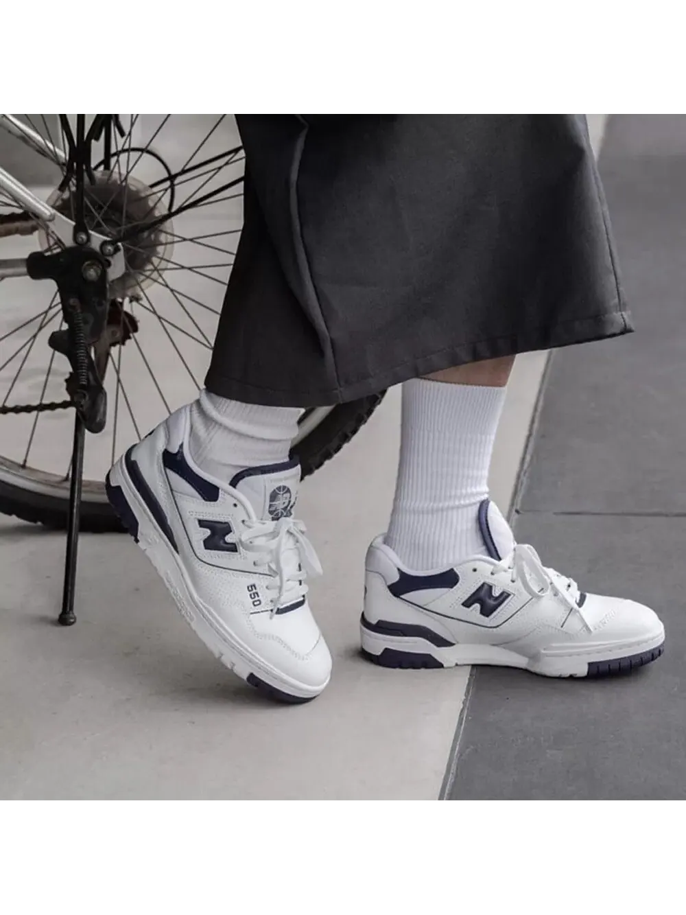 Кроссовки New Balance Wmns 550 'White Navy Blue' — изображение 2 из 9, белый