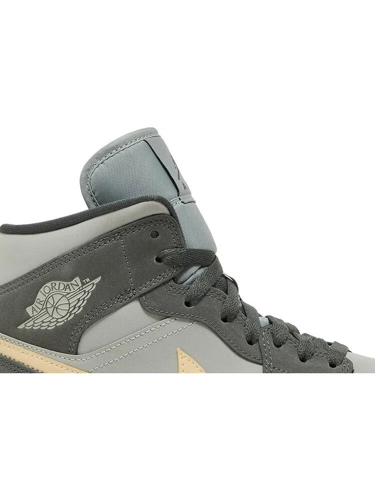 Кроссовки Wmns Air Jordan 1 Mid Iron Grey Onyx — изображение 2 из 8, серый