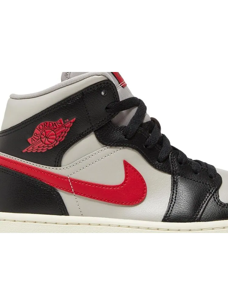 Кроссовки Wmns Air Jordan 1 Mid 'Black College Grey' — изображение 2 из 4, черный
