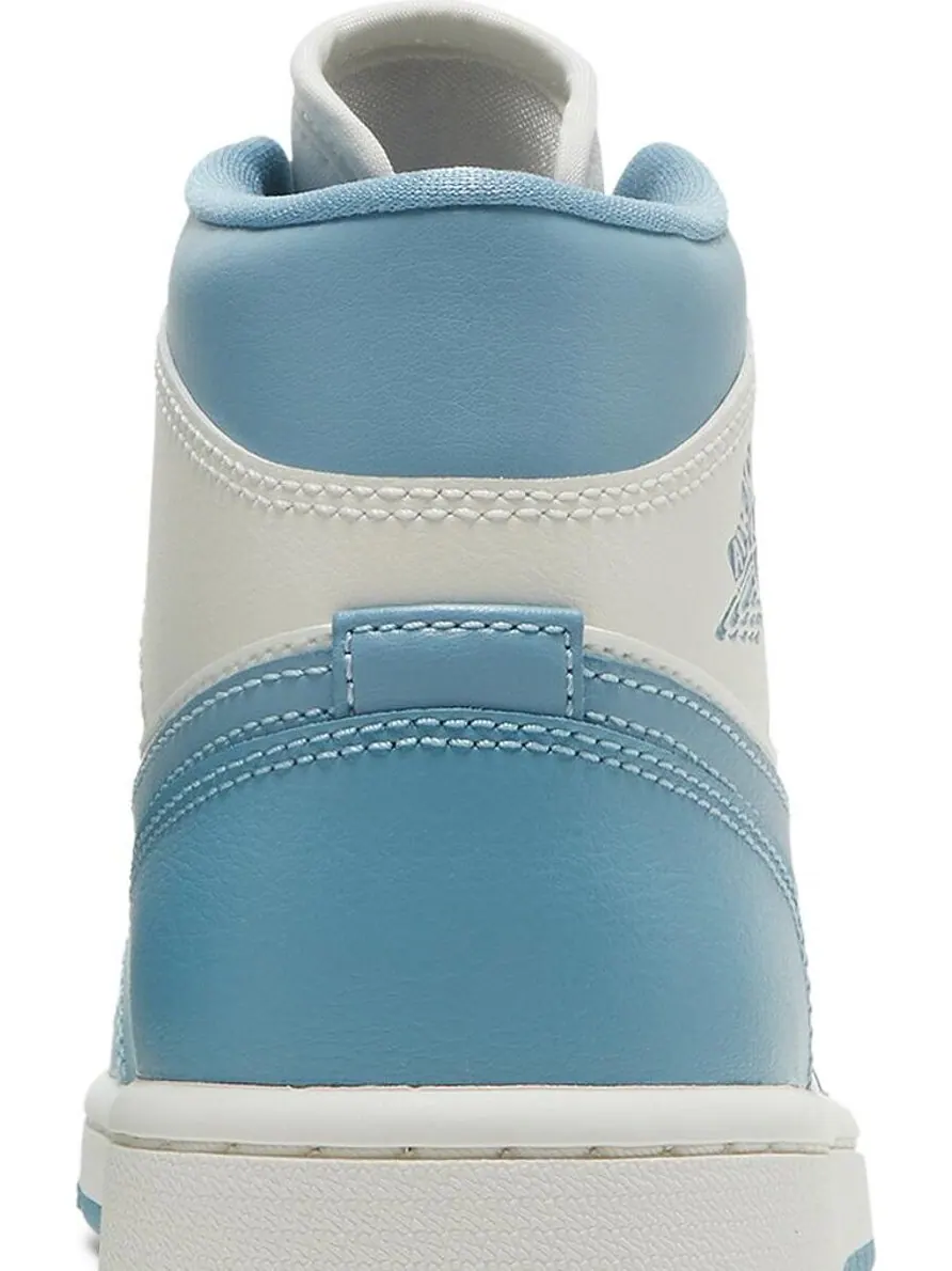 Кроссовки Wmns Air Jordan 1 Mid University Blue — изображение 7 из 8, белый