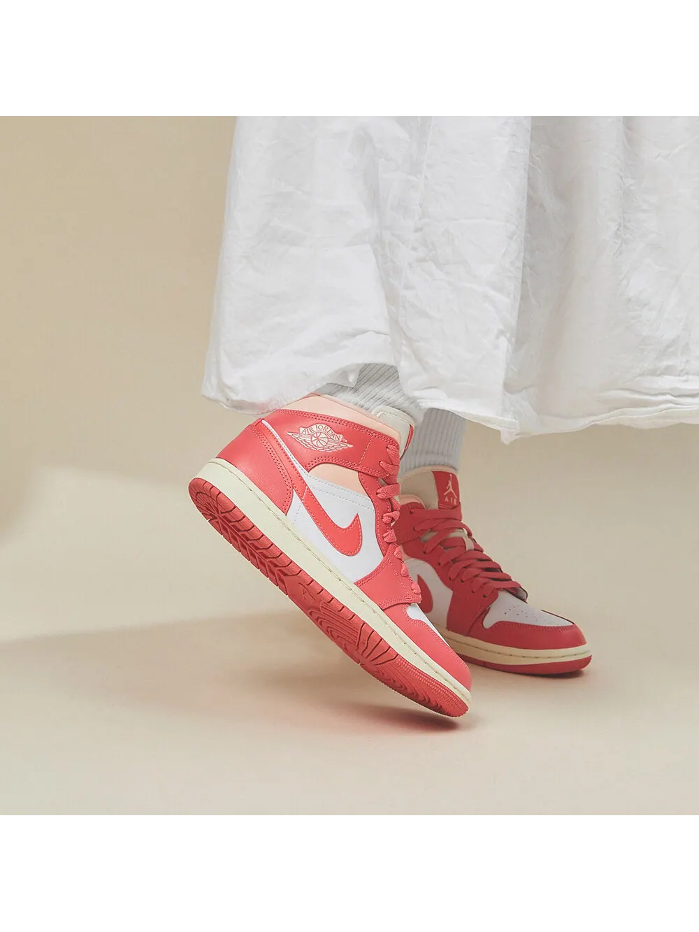 Кроссовки Nike Air Jordan 1 Mid 'Strawberries and Cream' — изображение 2 из 5, розовый/белый