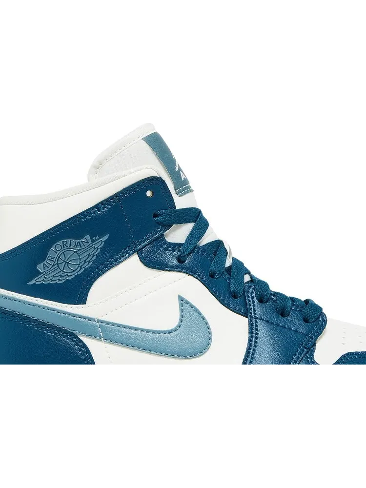 Кроссовки Wmns Air Jordan 1 Mid 'Sky J French Blue' — изображение 2 из 4, синий