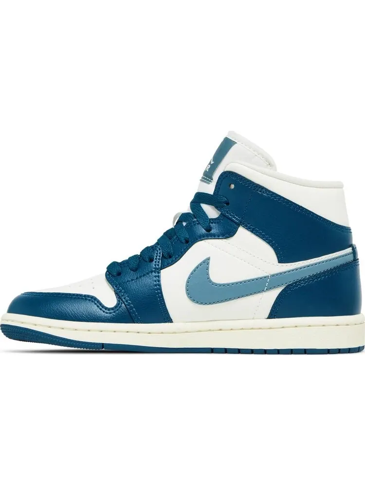 Кроссовки Wmns Air Jordan 1 Mid 'Sky J French Blue' — изображение 3 из 4, синий